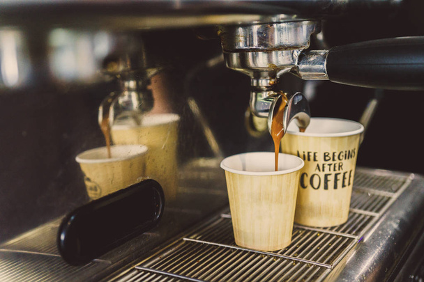 Maak de koffie in het koffiezetapparaat - Foto, afbeelding