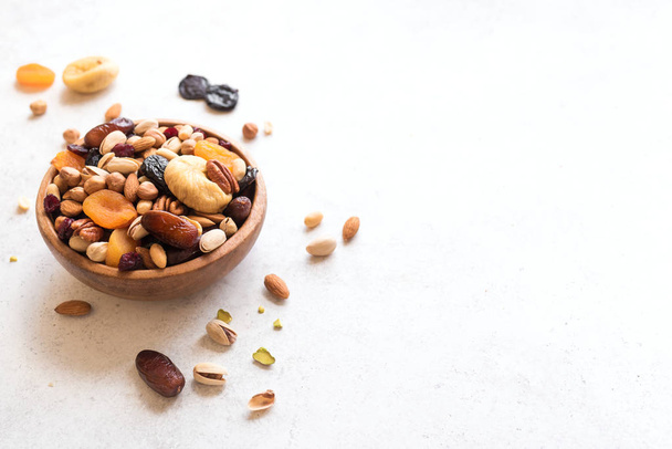 Mixed nuts and dried fruits - Foto, afbeelding