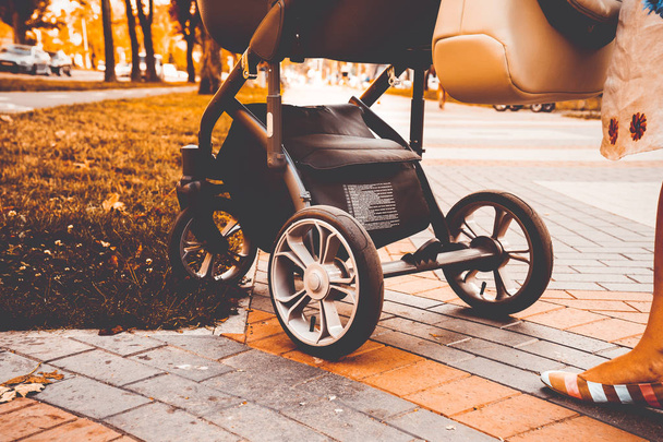 мать за коляской
 - Фото, изображение