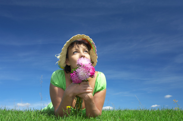 Retrato de mulher bonita agradável com flores no ambiente de verão
 - Foto, Imagem