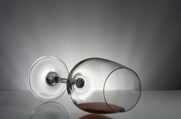 Ansicht des Verlegens zerbrechlichen Weinglases auf grauem Hintergrund - Foto, Bild