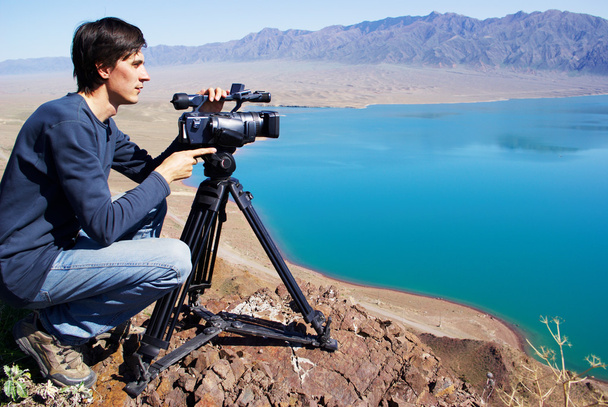 Відеооператор прибирає пустельне озеро
 - Фото, зображення
