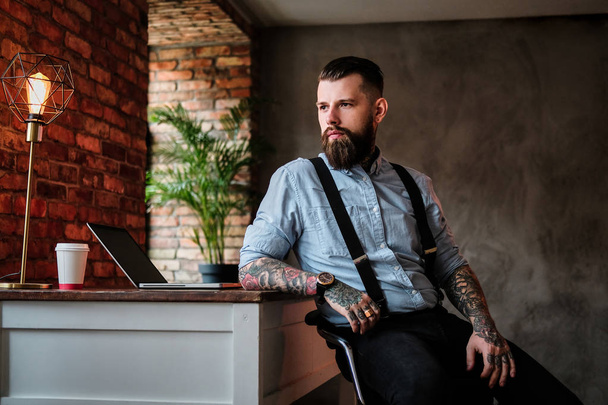 Ritratto di uomo barbuto con tatuaggi sulle braccia
 - Foto, immagini