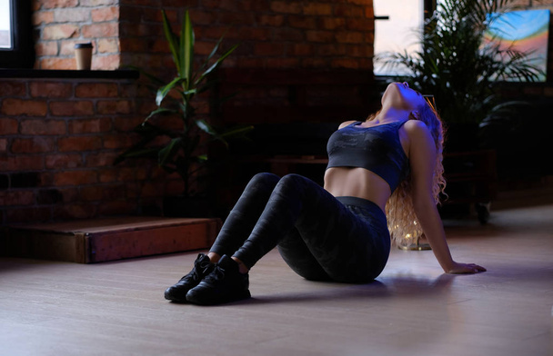 Donna sportiva graziosa sta facendo yoga al loft moderno
 - Foto, immagini