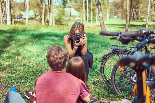 Grup Genç arkadaşlar bisikletleri ile ormana bir güzel yaz günü hiking - Fotoğraf, Görsel