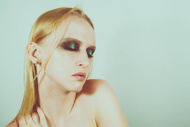 Make-up met groene schaduwen - Foto, afbeelding