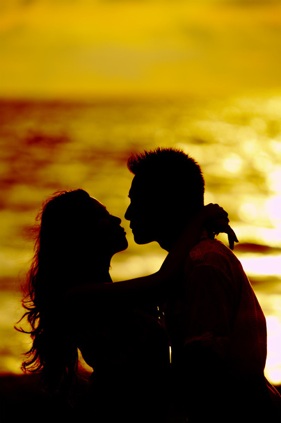 Fiatal pár, szeretettel canoodling, sunset alatt kilátás - Fotó, kép