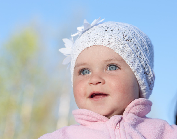 Baby portré egy fehér sapka - Fotó, kép