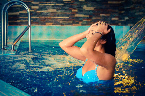 Жінка розслабляється в розкішному басейні
 - Фото, зображення