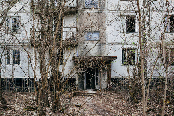 ein verlassenes, mit Bäumen bewachsenes Gebäude in Pripyat, der Tschernobyl-Zone - Foto, Bild
