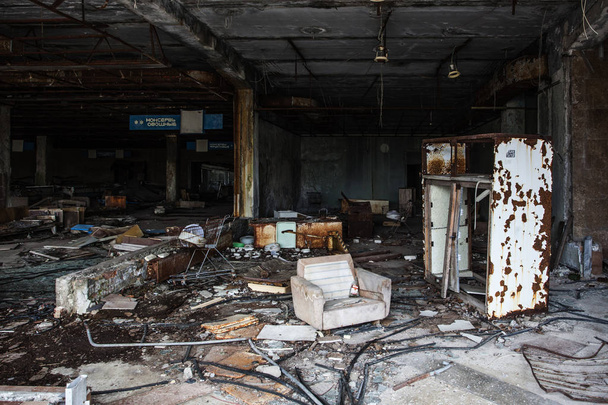 Le supermarché soviétique abandonné dans la ville de Pripyat à seulement 3 kilomètres de la centrale nucléaire de Tchernobyl
,  - Photo, image