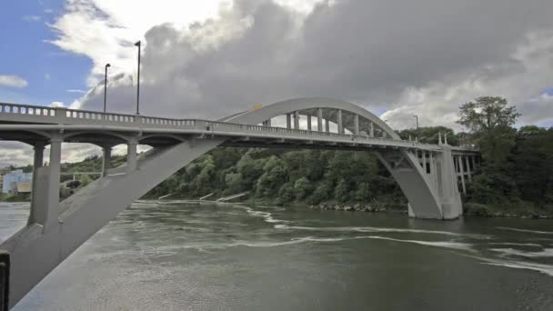 lapso de tiempo de rápido movimiento nubes y agua con puente de la ciudad de oregon en la ciudad de oregon sobre Río willamette 1080p - Imágenes, Vídeo