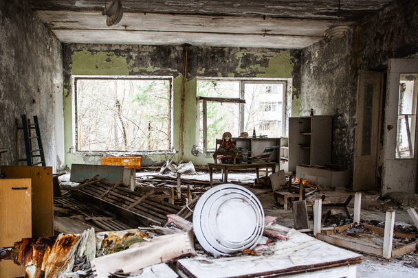 Jardín de infancia. Zona de Chernobyl. Ciudad perdida Pripyat. Ruinas modernas. Ucrania. Región de Kiev - Foto, imagen