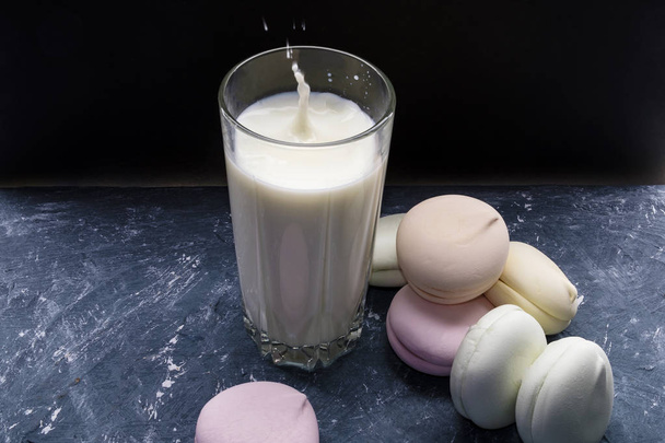 marshmallow and milk in a dark key - Foto, Imagem
