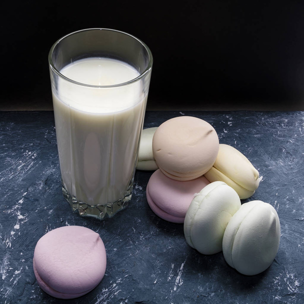 marshmallow and milk in a dark key - Foto, Imagem