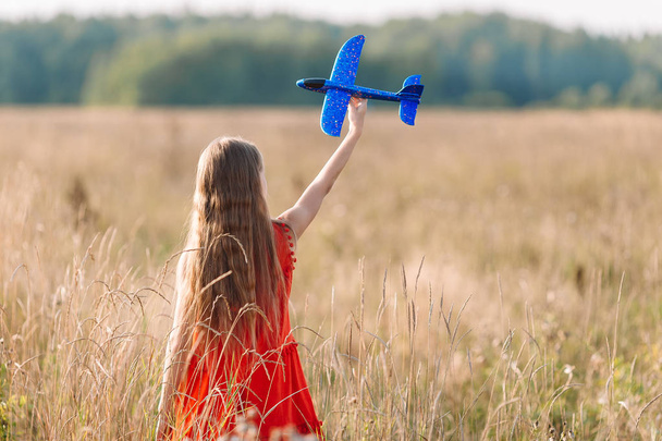 Chica corriendo rápido y sosteniendo avión juguete - Foto, Imagen
