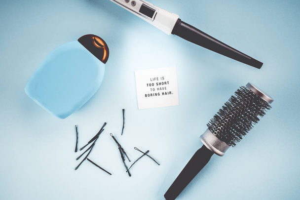 концепция парикмахера: расческа, бляшки, шпильки на синем фоне
 - Фото, изображение