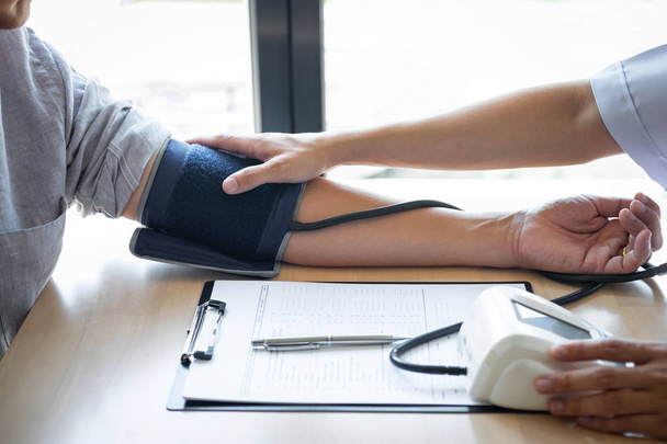 Lékař pomocí měření krevního tlaku kontrola pacienta s ex - Fotografie, Obrázek