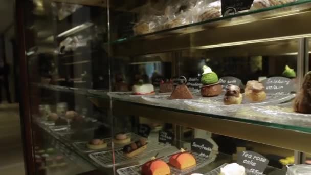 Cukrászda édes sütemények - Felvétel, videó