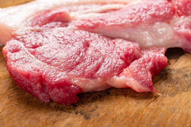 yan görünüm doğrama tahtası üzerinde yağlı çiğ domuz eti - Fotoğraf, Görsel