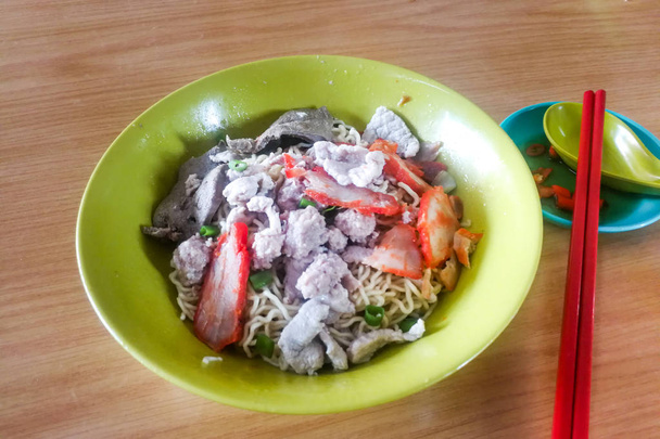 Simple sin lujos Sarawak kolok mee, comida popular en Malasia
 - Foto, Imagen