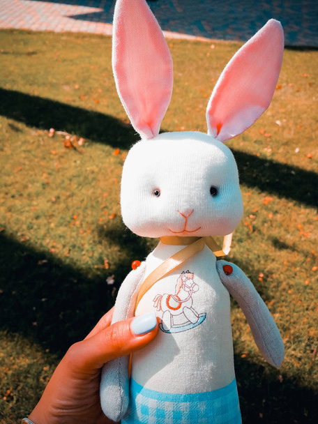 игрушечный кролик в руках мамы
 - Фото, изображение