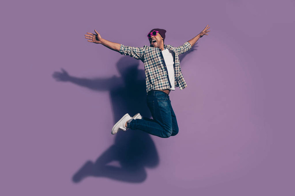Full body length size photo of funny funky optimistic modern screaming shouting rejoicing ecstatic person in denim shoes sneakers isolated violet background - Фото, зображення