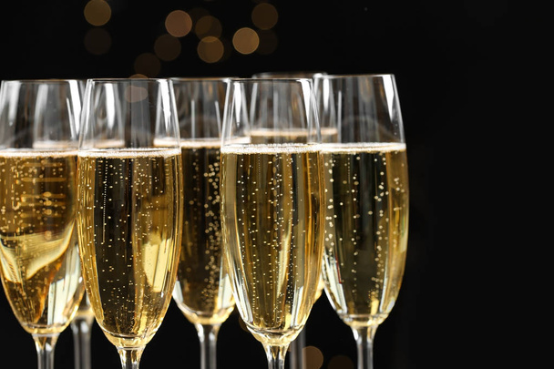 Many glasses of champagne on blurred background, closeup - Valokuva, kuva