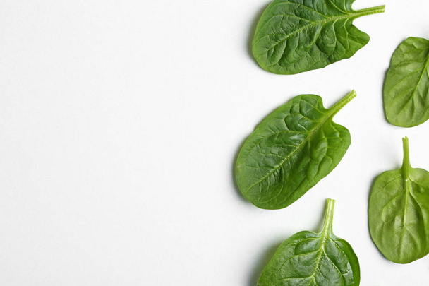 Fresh leaves of spinach isolated on white, top view - Foto, Imagem