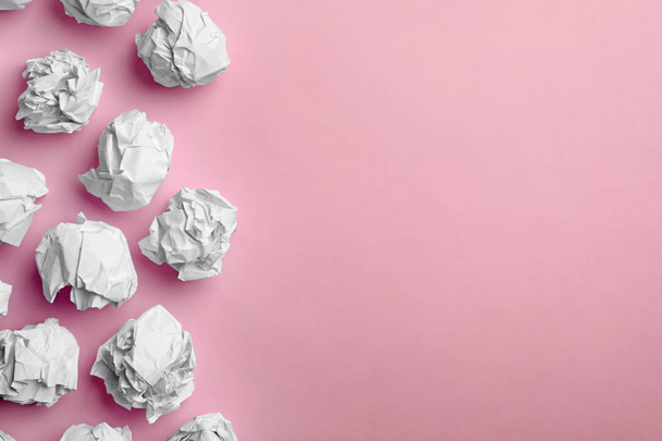 Paper balls on color background, flat lay. Space for text - Foto, Imagem