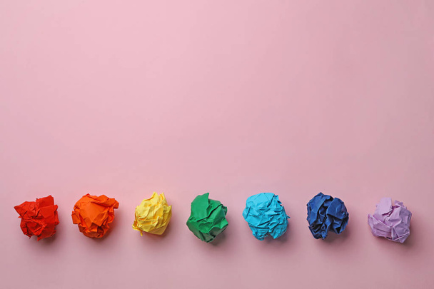 Paper balls on color background, flat lay. Space for text - Fotoğraf, Görsel