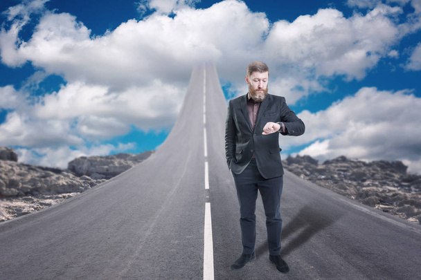 Бізнесмен стоїть на дорозі, яка піднімається в небо
 - Фото, зображення