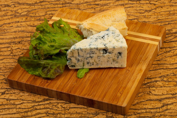 Blue cheese  with salad leaves - Photo, Image