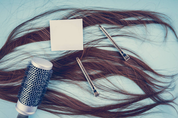 concept de coiffeur : faux cheveux et épingles à cheveux
 - Photo, image