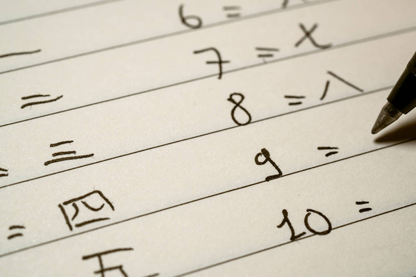 Początkujący język chiński uczeń piśmie numery w chińskiej Cha - Zdjęcie, obraz
