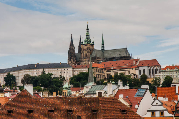 Una vista sobre el Castillo de Praga desde la orilla izquierda del río Moldava
 - Foto, Imagen