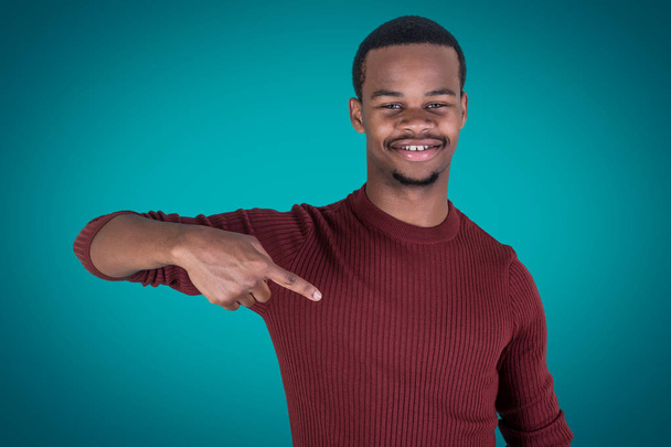 Przyjazny czarny facet wskazując na klatce piersiowej - Zdjęcie, obraz