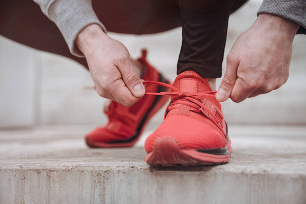 Koşucu ayakkabılarını bağlama - Fotoğraf, Görsel