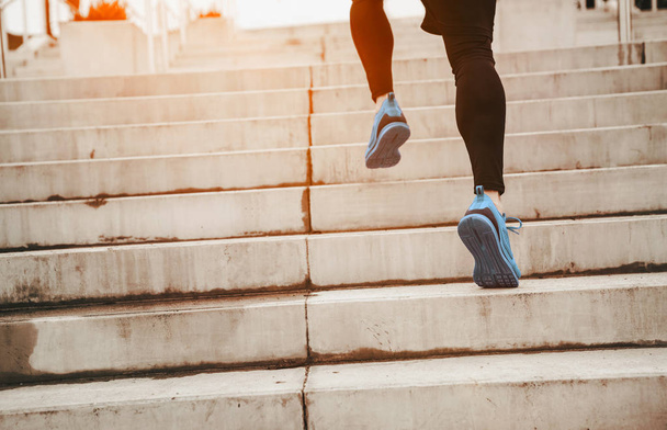 Joven atleta hombre corriendo por las escaleras
 - Foto, Imagen