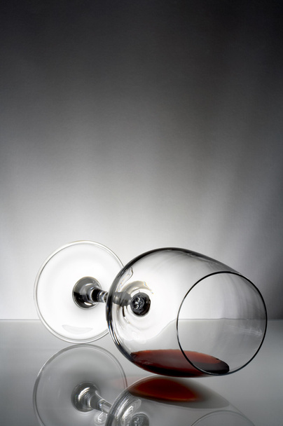 灰色の背景に壊れやすいワイン グラスを敷設のビュー - Fotografie, Obrázek