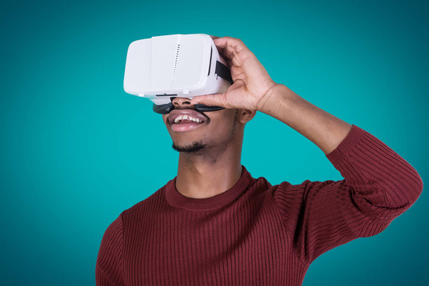 Uśmiechnięty czarny facet w okulary VR - Zdjęcie, obraz