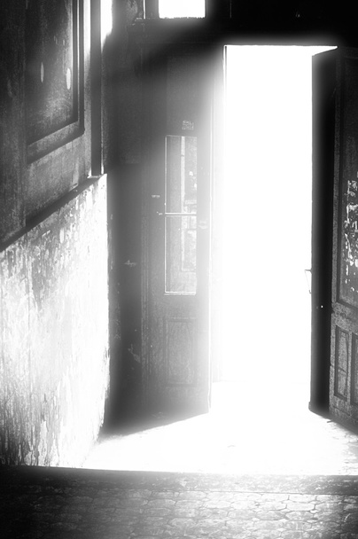 Puerta a la luz
 - Foto, Imagen