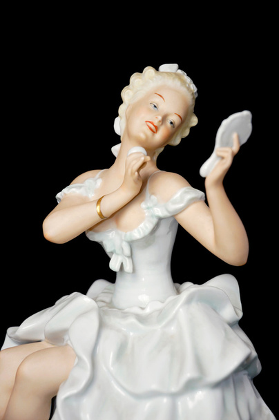 Figura de cerámica de una bella joven mirando
 - Foto, Imagen