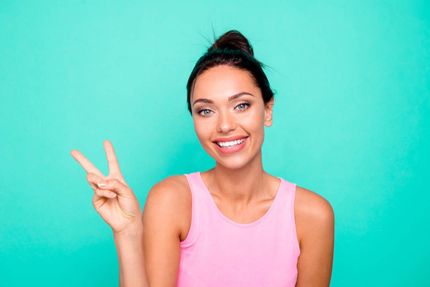 Close up photo beautiful amazing she her lady stylish hairstyle ideal appearance show v-sign say hi hello friends relatives wear casual pink tank-top outfit clothes isolated teal turquoise background - Valokuva, kuva