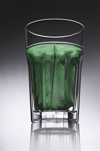 einfaches Wasserglas mit strukturiertem Wasser in grün - Foto, Bild