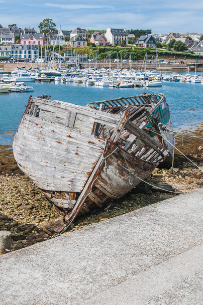 Porto de Camaret-sur-mer com seus barcos, seu farol, em Finis
 - Foto, Imagem
