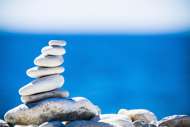 Equilíbrio de pedras, seixos empilhar sobre o mar azul na Croácia
. - Foto, Imagem