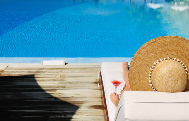 Femme au bord de la piscine avec cocktail cosmopolite
 - Photo, image