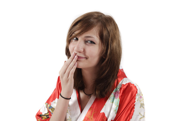 γαλλική νεαρή κοπέλα γκέισα σε κόκκινο μετάξι κιμονό - Φωτογραφία, εικόνα