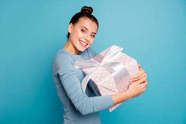 Close up photo of charming cute millennial take get give present 14-february 8-march anniversary cuddle enjoy rejoice get receive take dressed fashionable clothes isolated on blue background - Φωτογραφία, εικόνα